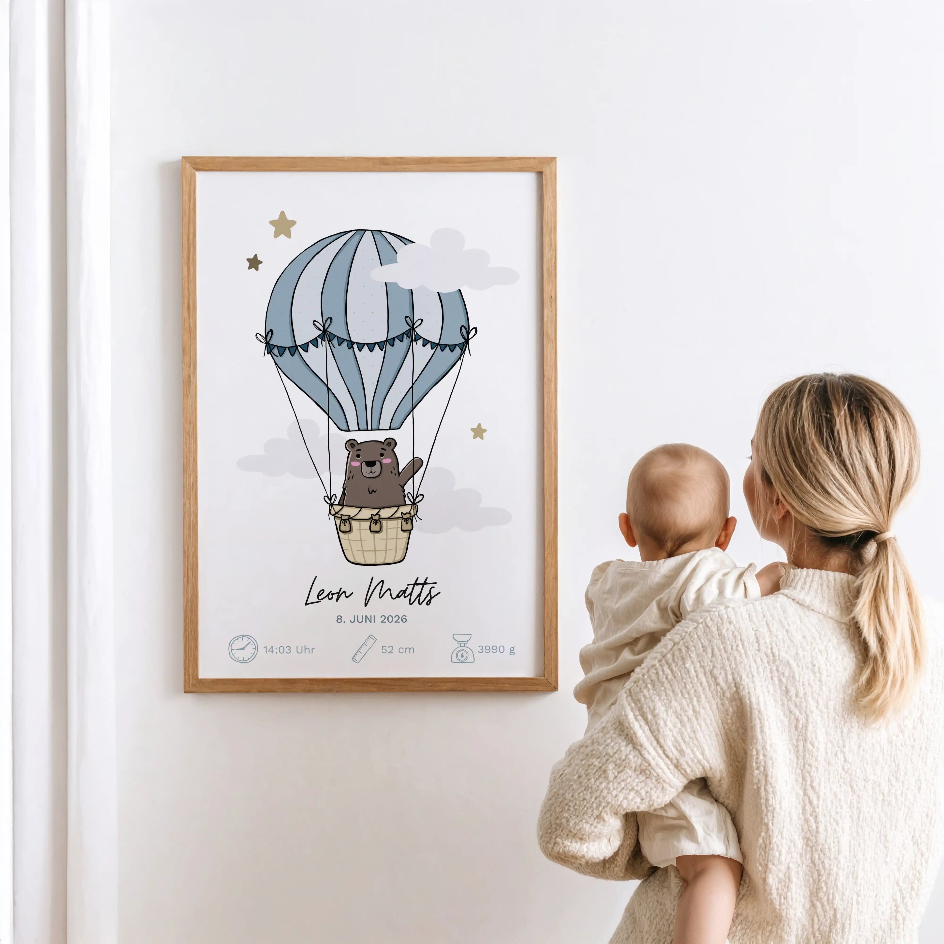Personalisierbares Poster für Kinder mit Bär im Heißluftballon in Blau individuelles Geburtsposter mit Namen und Geburtsdaten als zeitlose Wanddeko fürs Babyzimmer.