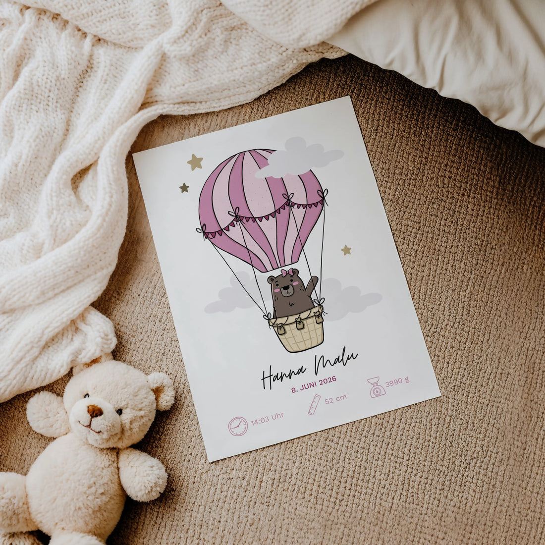 Personalisiertes Geburtsposter mit Bär im Heißluftballon in Rosa, individuelles Kinderposter mit Name Geburtsdatum und Geburtsdaten als liebevolle Wanddekoration fürs Kinderzimmer.