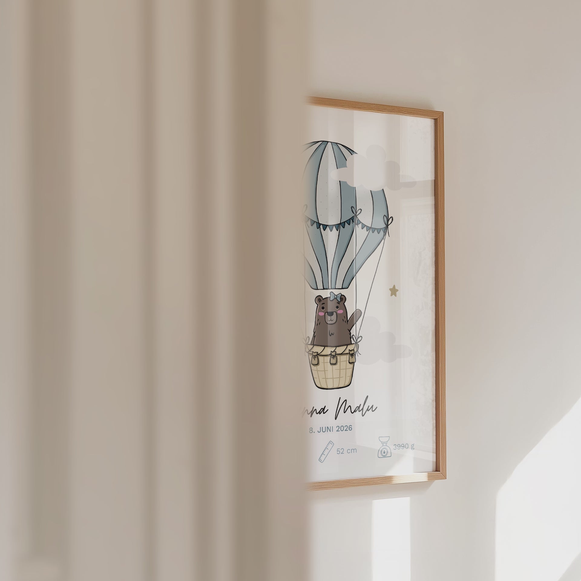 Produktvideo eines personalisierten Geburtsposters für Kinder mit Bär im blauen Heißluftballon, gezeigt in verschiedenen Ansichten und im Holzrahmen als Wanddeko fürs Babyzimmer